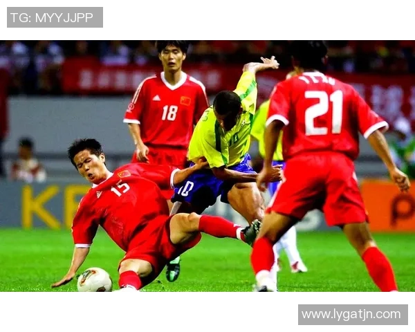 世界杯激战：里昂与本菲卡战成平局全场观众沸腾瞬间回顾